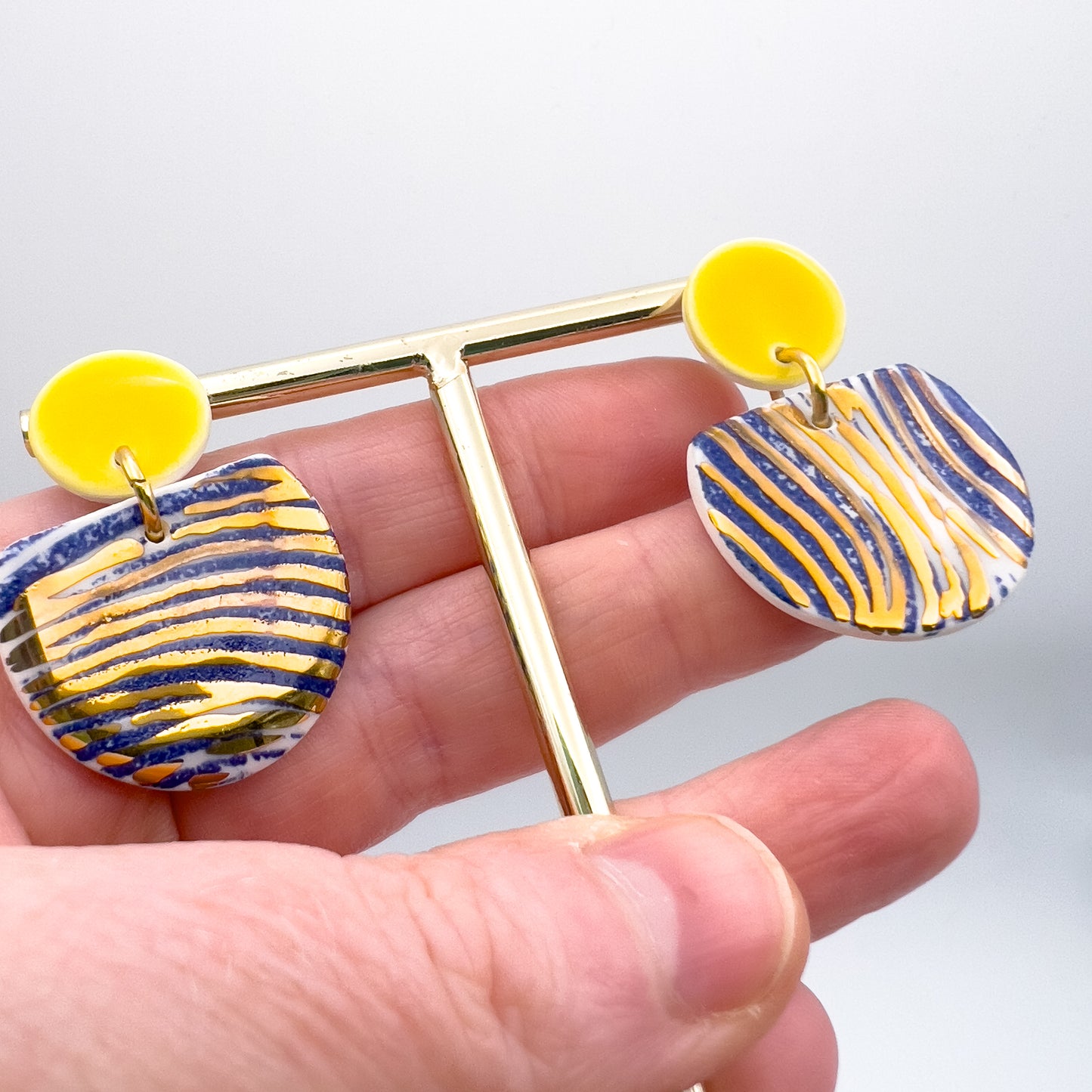 Cré Ór Beag Earring - Navy wavy print, yellow & 24 Carat Gold