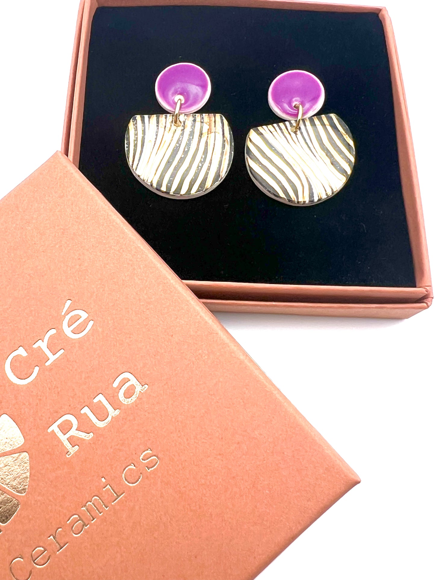 Cré Ór - Drop Earring Amethyst, 24 Carat Gold & Black Print